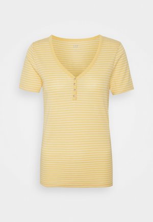 Gul og hvid kortærmet skjorte med vandrette striber, V-hals og fire knapper på frontknappen.