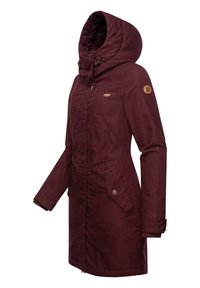 Burgunderfarget vanntett jakke med høy krage, justerbar hette, to side lommer, og knappdetaljer. Laget av slitesterkt stoff med en glatt tekstur.