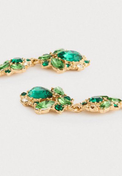 Zielone kolczyki z kroplami w różnych kształtach, z metalowym wykończeniem w złotym odcieniu oraz wieloma zielonymi kamieniami, w tym w cięciu gruszkowym, okrągłym i marquise.
