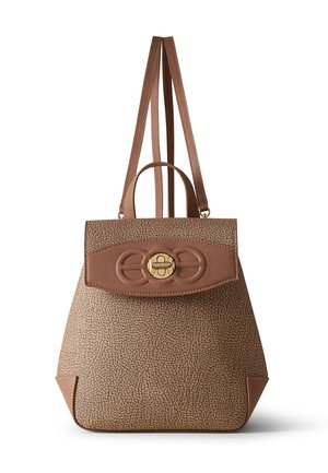 Sac à dos en cuir marron texturé avec bretelles doubles, poignée supérieure et une boucle circulaire dorée sur le rabat avant.