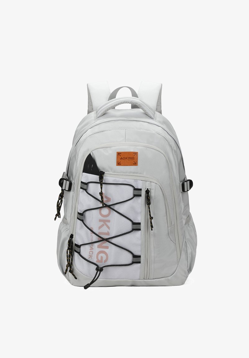 Sac à dos gris clair avec une surface texturée, doté de bretelles ajustables, d'une poche avant en mesh et d'un patch logo. Comprend des accents en cordon élastique.