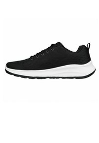 Zapatilla deportiva negra con un upper de tela texturizada, punta redonda y mediopié blanco. Presenta cordones grises y una suela de goma.