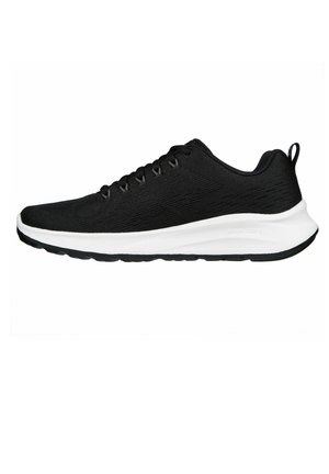 Zapatilla deportiva negra con un upper de tela texturizada, punta redonda y mediopié blanco. Presenta cordones grises y una suela de goma.