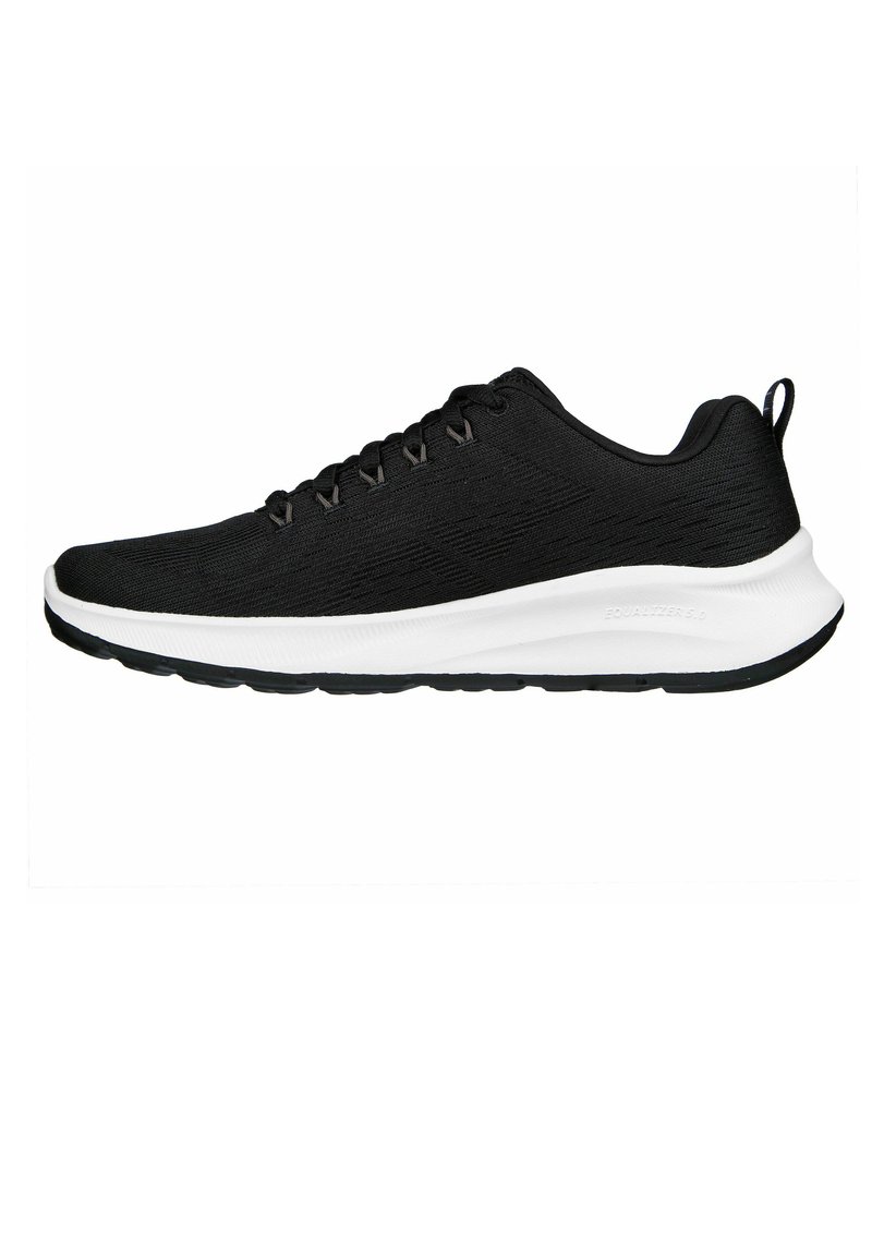 Zapatilla deportiva negra con un upper de tela texturizada, punta redonda y mediopié blanco. Presenta cordones grises y una suela de goma.