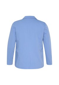 Blazer de color azul claro con cuello de chal, mangas largas y dos bolsillos laterales; textura suave y forma ajustada, sin cierres visibles.