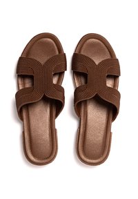Sandalias marrones de tiras con patrón cruzado texturizado, plantilla suave y un diseño minimalista con suela plana.