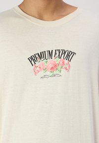 Jack & Jones JORHEAVEN TEE CREW NECK - Μπλουζάκι με στάμπα - buttercream