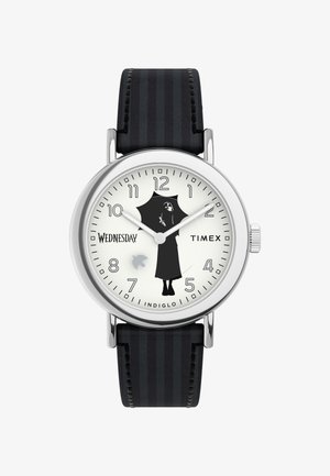 Montre Timex avec un boîtier en acier inoxydable argenté, un cadran blanc, un design en silhouette noire, un bracelet en cuir noir à rayures et une fonction "Indiglo".