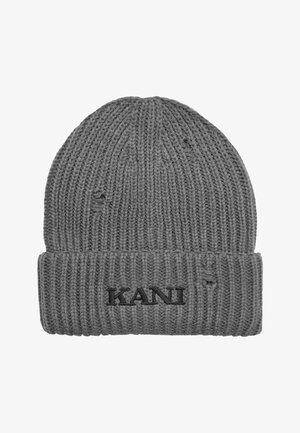 Siva pletena kapa s rebrastom teksturom, s preklopom i crnim izvezenim 'KANI' logotipom na prednjoj strani.