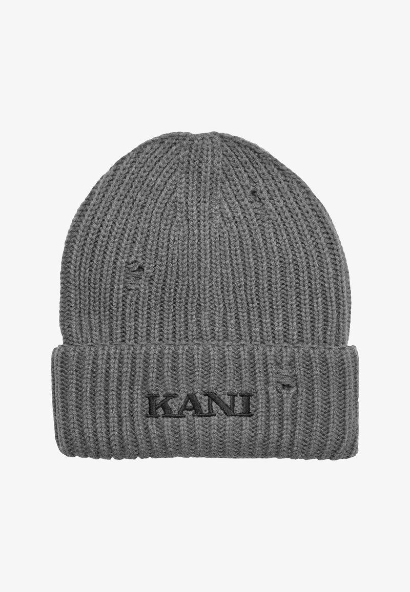 Szürke kötött sapka bordás textúrával, felhajtott peremmel és fekete hímzett 'KANI' logóval az elején.