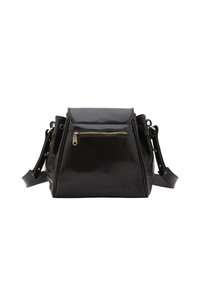 Borsa in pelle nera con un design strutturato, pattina superiore, tasca frontale con zip, tasche laterali doppie e tracolla regolabile con dettagli in metallo dorato.