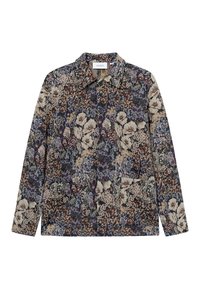 Blusa floral que combina colores suaves, incluyendo azul marino y crema. Confeccionada en tela ligera, cuenta con mangas largas y cierre de botones.