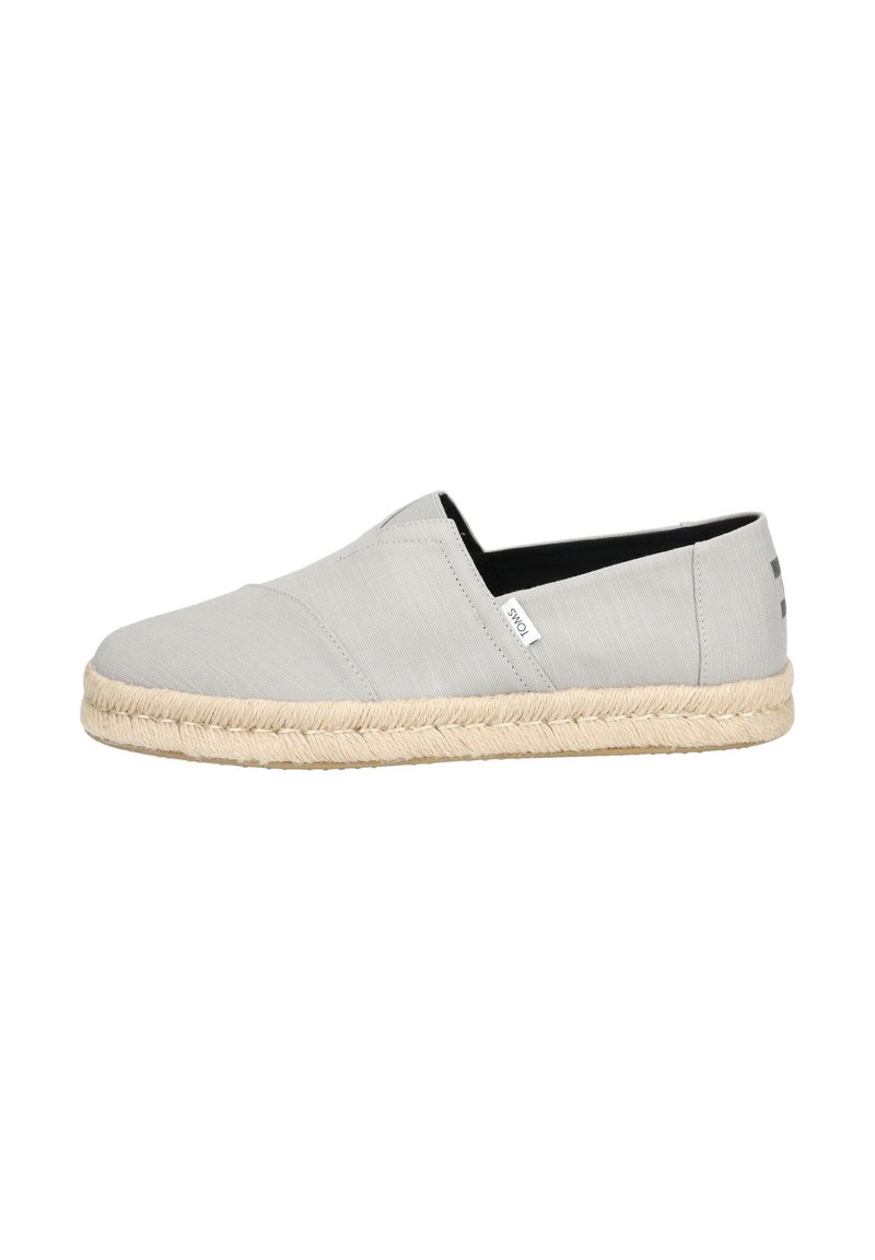 Sivi slip-on cipele od tekstila s zaobljenim vrhom, potplatom od jute konopca i crnim unutarnjim oblogom. Imaju suptilne šavove i detalj s logotipom.