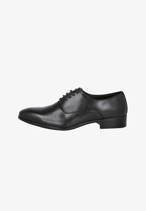 Zapato Oxford de cuero negro para hombre con cordones cerrados, puntera redonda, tacón bajo y acabado liso y pulido, visto de lado.