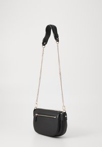 Borsa crossbody nera in finta pelle con forma strutturata, tracolla in catena dorata e tasca frontale con zip. Texture liscia con accenti minimi.