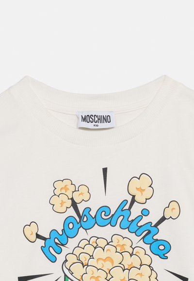 Λευκό παιδικό t-shirt με πολύχρωφο γραφικό ποπ κορν και τη λέξη "moschino" σε μπλε γραμματοσειρά κάτω από την ετικέτα στον γιακά.