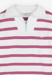 Weißes Poloshirt mit dünnen rosa Streifen, geripptem Kragen und leichtem blauen Reißverschluss. Mit einem kreisförmigen Logo in hellem Blau auf der linken Brust.