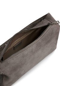 Szara zamszowa torba na zamek błyskawiczny, prostokątna forma, gładka tekstura oraz wnętrze z subtelną metką z logo.