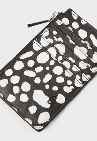 Portafoglio nero con superficie texturizzata, caratterizzato da un motivo astratto a macchie bianche, numerosi scomparti per carte e una tasca con zip.