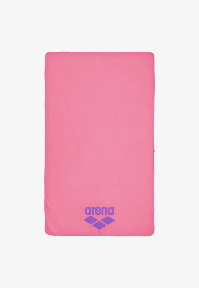Toalla rectangular de color rosa suave con esquinas redondeadas y el logo de "arena" en púrpura, acompañado de tres formas de diamante centradas cerca del borde inferior.