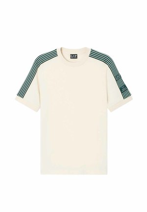 Kortærmet cremefarvet skjorte med mørkegrønne, stribede paneler langs skuldre og ærmer, med EA7-logoetiketter på krave og venstre ærme.