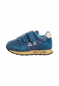 Scarpa sportiva blu con upper in suede e materiale sintetico, cinturini in Velcro, suola in gomma e testo "Corri più veloce" sul lato. Collo leggermente imbottito.