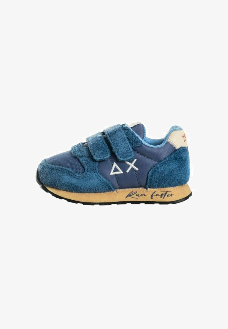 Scarpa sportiva blu con upper in suede e materiale sintetico, cinturini in Velcro, suola in gomma e testo "Corri più veloce" sul lato. Collo leggermente imbottito.