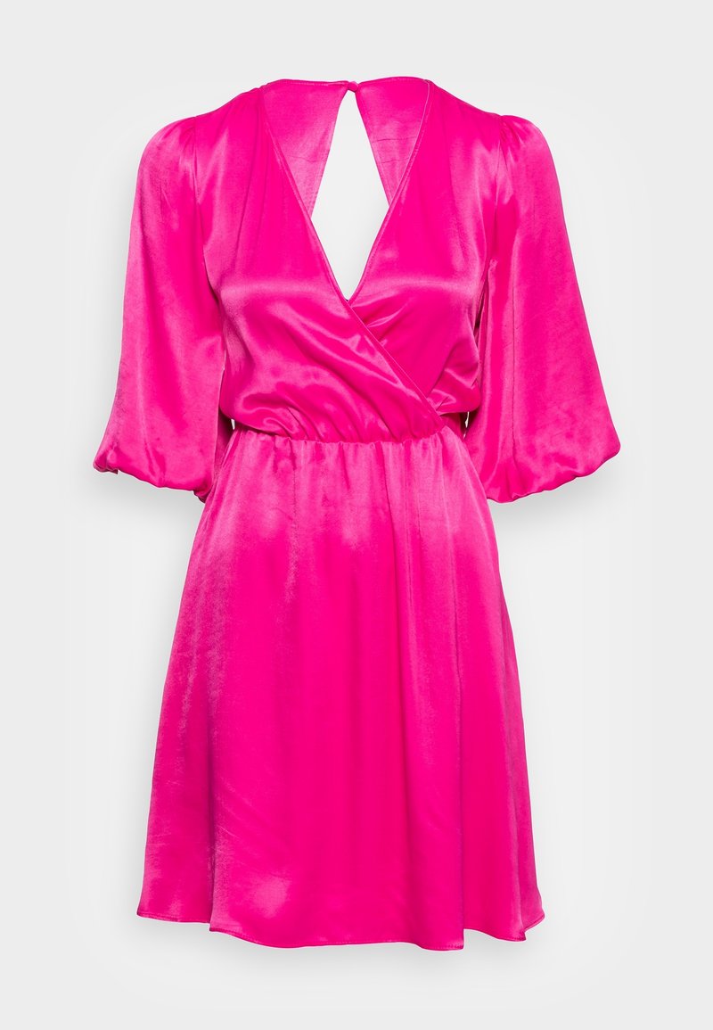 Rosa Satin-Wickeldress mit tiefem V-Ausschnitt, puffigen Ärmeln und offenem Rücken. Mit tailliertem Bund und einem fließenden Rock.