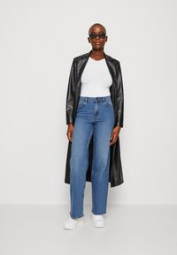 Pieces PCPEGGY WIDE PANT - Sirgete säärtega teksad - medium blue denim