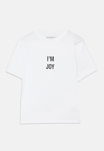 Valge puuvillane T-särk, millel on must tekst "I'M JOY", lühikesed varrukad, klassikaline ümar kaelus ja mugav lõige.