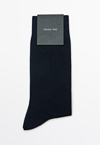 Granatowa bawełniana skarpetka z prążkowanym mankietem i gładką fakturą; posiada szarą metkę z białym napisem "Massimo Dutti".