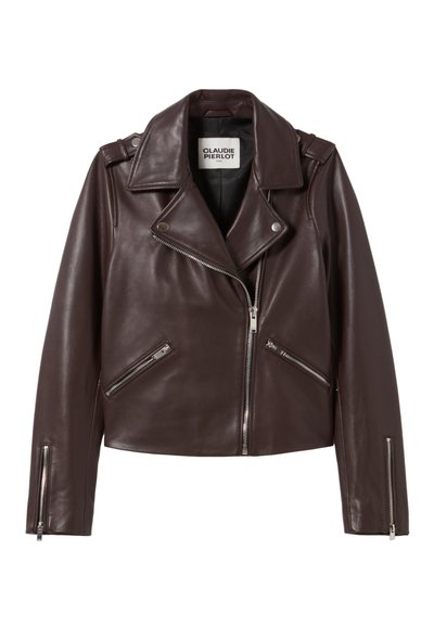 Veste de moto en cuir marron avec un col cranté, des poches zippées et des accents en métal argenté. Texture lisse et design ajusté.