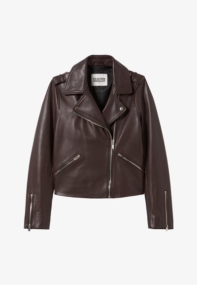 Veste de moto en cuir marron avec un col cranté, des poches zippées et des accents en métal argenté. Texture lisse et design ajusté.