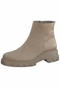 Beige kotníkové boty s hladkým koženým povrchem, zaoblenou špičkou a robustní podrážkou s rýhovanými detaily pro lepší trakci.