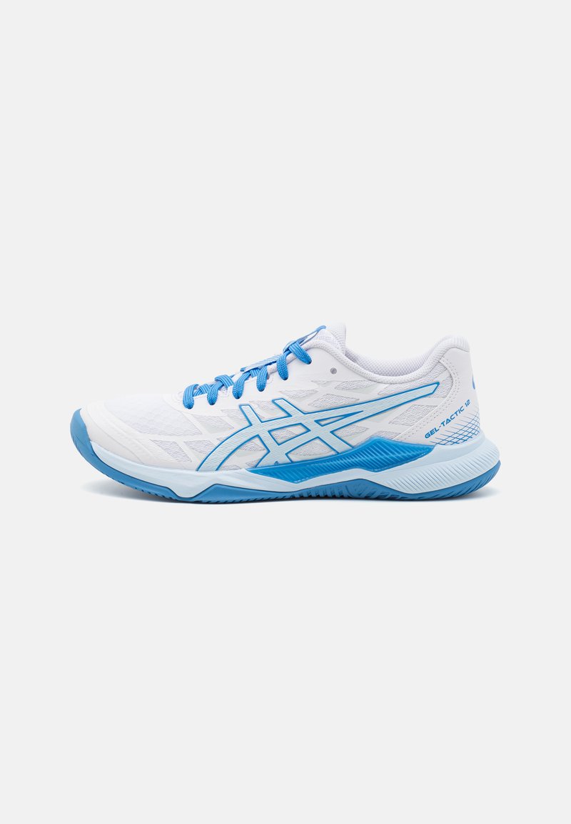 Zapatilla deportiva blanca con acentos y cordones azules, parte superior de malla texturizada, suela de goma contrastante y un logotipo de marca distintivo en el costado.