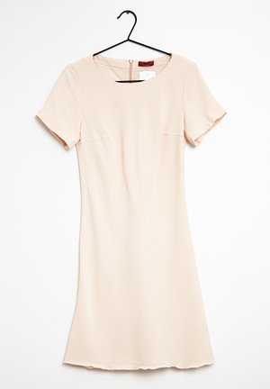 Sukienka z krótkim rękawem, dopasowana, wykonana z jasnobeżowej tkaniny, z okrągłym dekoltem i dyskretnymi szwami, sięgająca tuż ponad kolano, z gładkim obszyciem.