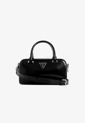 Borsa a mano in pelle verniciata nera con doppi manici, tracolla staccabile, patch logo triangolare e chiusura con zip. Texture liscia e forma strutturata.