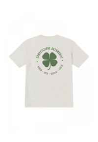 Camiseta de manga corta color crema con un gran gráfico de trébol verde y texto: "Competizione Automobili, Robin, 1975, Sicilia, Italia."