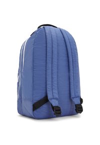 Mochila de tela azul con correas de hombro acolchadas, un acabado texturizado y franjas blancas de acento. Bolsillo lateral visible, construcción robusta.