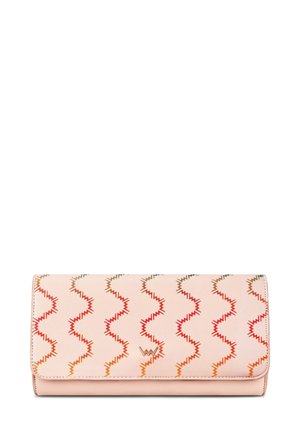 Helle rosa Lederbörse mit Zickzackmuster in Rot, Orange und Grün, mit metallischem Logo und genähten Kanten. Kompaktes rechteckiges Design.