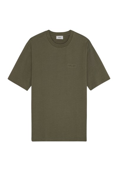 Oliven grøn kortærmet T-shirt lavet af blødt stof, med rund halsudskæring og et diskret præget logo på venstre bryst.