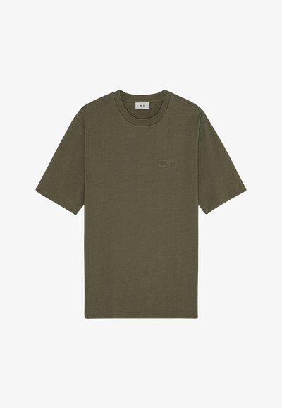 Olivgrön t-shirt med kort ärm gjord av mjukt tyg, med rundad hals och en diskret präglad logotyp på vänster bröst.