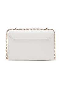 Borsa a mano in pelle bianca dalla forma rettangolare elegante, con una tracolla in catena dorata e dettagli di cucitura visibili lungo i bordi.