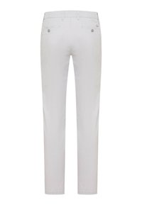 Pantalon pour hommes gris clair avec passants pour ceinture, deux poches arrière à boutons, et une coupe droite présenté de dos.
