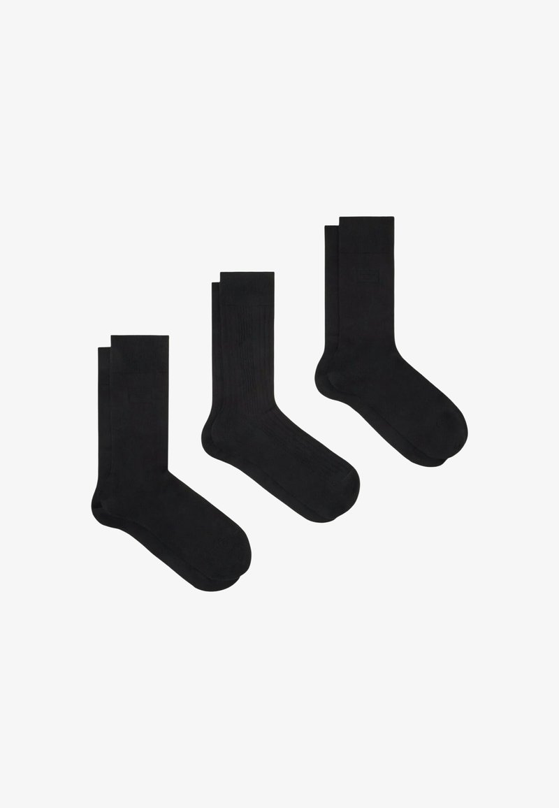 Set di calzini neri che include tre paia: due con texture a costine e uno liscio. Tutti presentano un design semplice e classico con lunghezza fino al polpaccio.