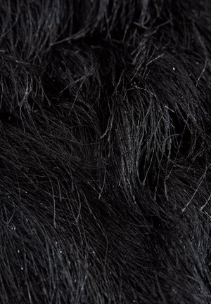 Czarny futrzany materiał syntetyczny z długimi, miękkimi włóknami o błyszczącej teksturze. Powierzchnia ma delikatny połysk i różne długości włosów.