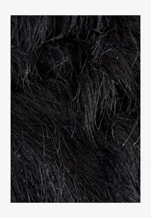 Czarny futrzany materiał syntetyczny z długimi, miękkimi włóknami o błyszczącej teksturze. Powierzchnia ma delikatny połysk i różne długości włosów.