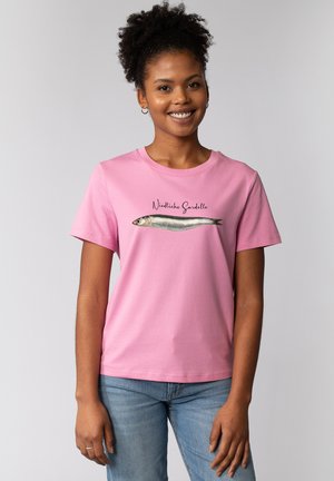T-shirt en coton rose avec un graphique imprimé de sardine et le texte "Niedliche Sardelle". Manches courtes et design col rond.