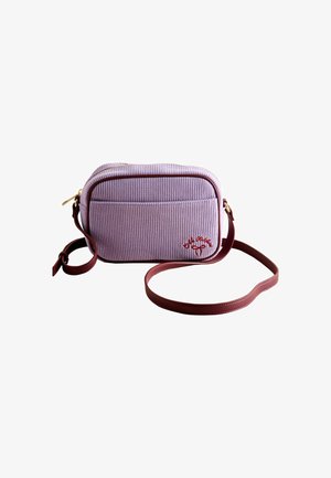 Geantă crossbody din catifea violetă cu un strap din piele vișinie, având fermoar auriu și detalii brodate pe față. Formă rectangulară.