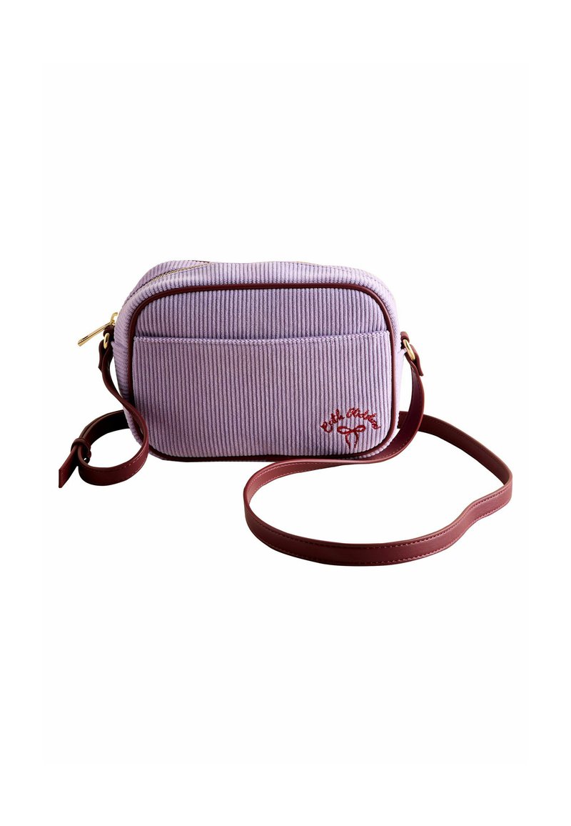 Fialová kordurová crossbody taška s marhuľovým koženým popruhom, s pozláteným zipsom a vyšívaným detailom na prednej strane. Obdĺžnikový tvar.